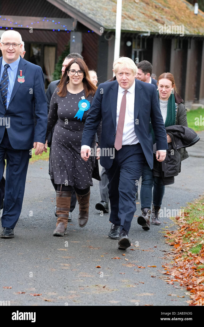 Royal Welsh Winter Fair, Builth Wells, Powys, Wales, Regno Unito - Lunedì 25 Novembre 2019 - Primo Ministro Boris Johnson arriva presso il Royal Welsh inverno equo per l'ultima fase del suo Regno Unito tour elettorale. Credito: Steven Maggio/Alamy Live News Foto Stock