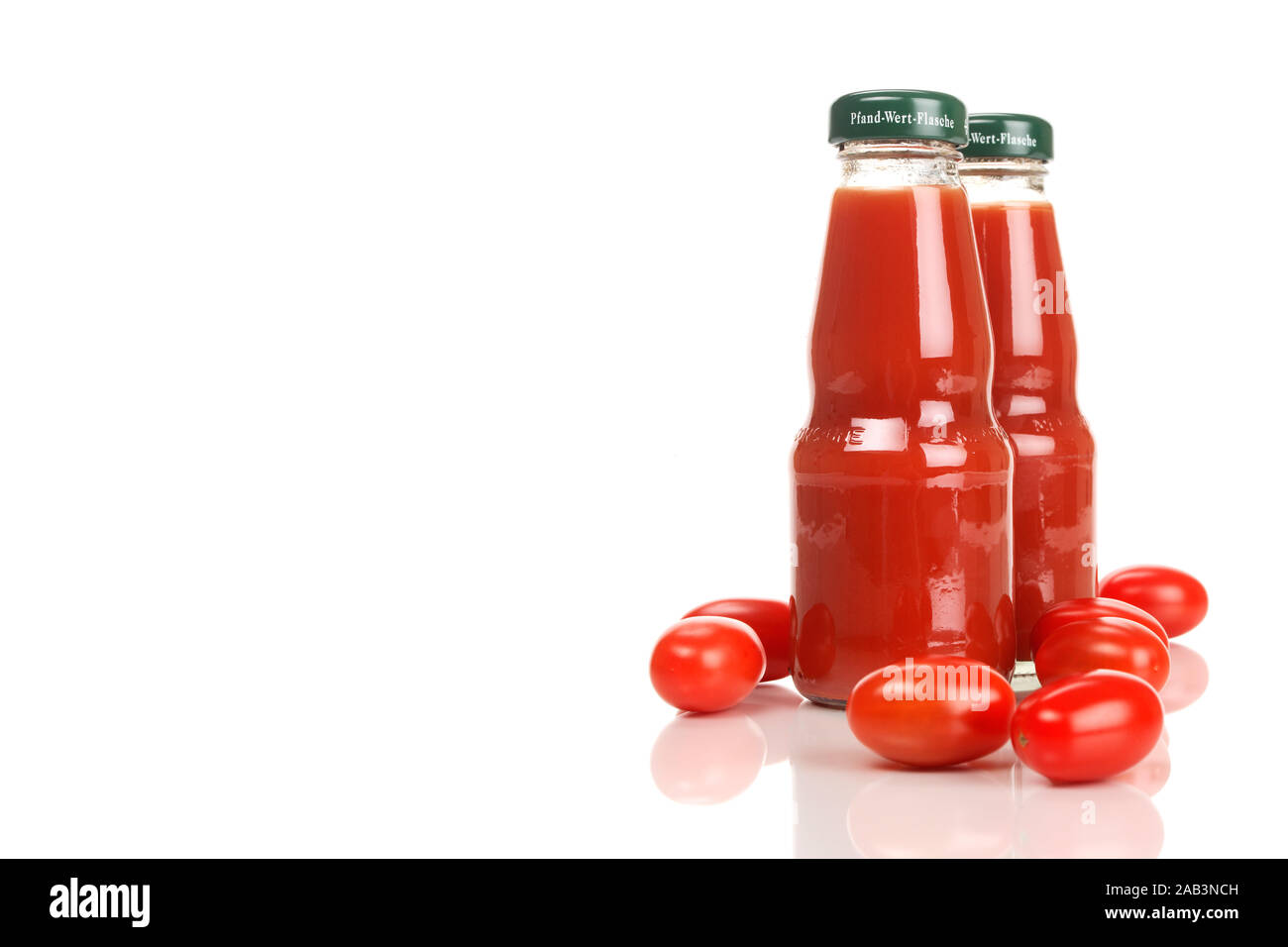 A Flaschen mit Tomatensaft Foto Stock