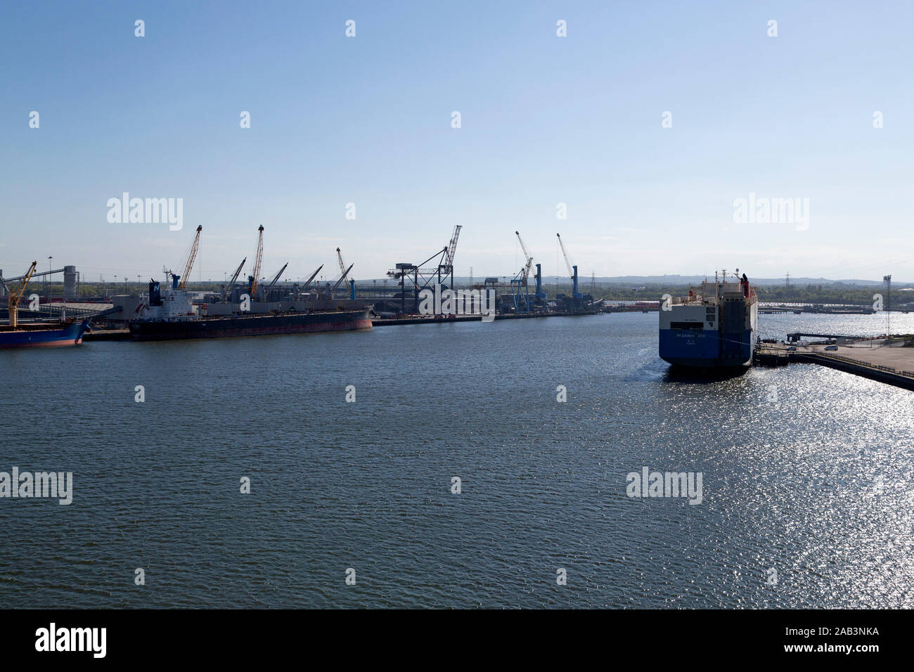 Nave ormeggiata al Porto di Tyne nel North Shields, Inghilterra. La porta è sul fiume Tyne. Foto Stock