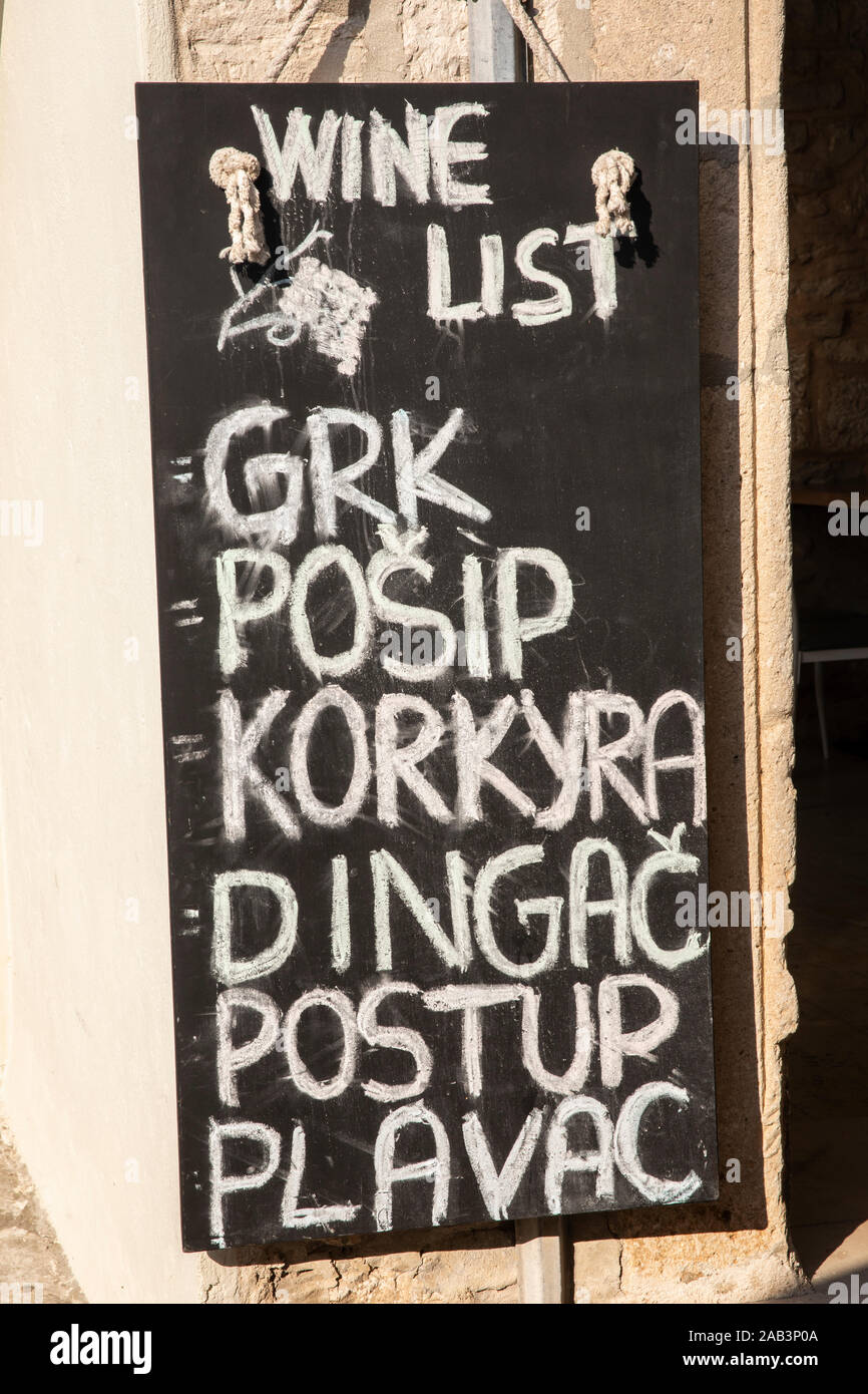Un segno bordo con diversi vini provenienti dalla regione di Korcula. Grk, Posip, Korokyra, Dingac, Postup, Plavac sono famose le uve diverse dal wi Foto Stock