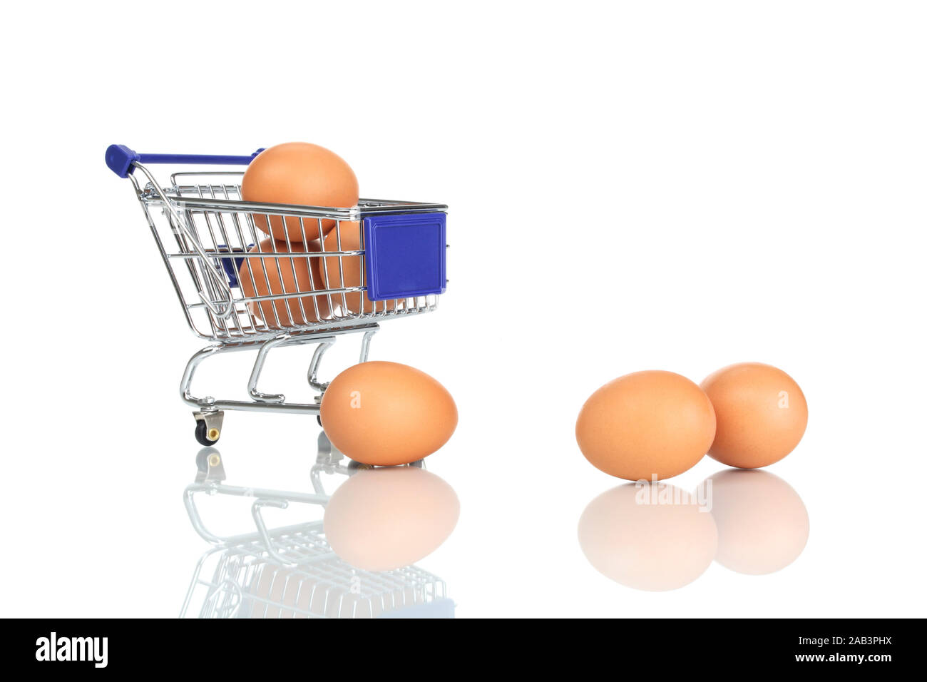 Einkaufswagen und Eier Foto Stock