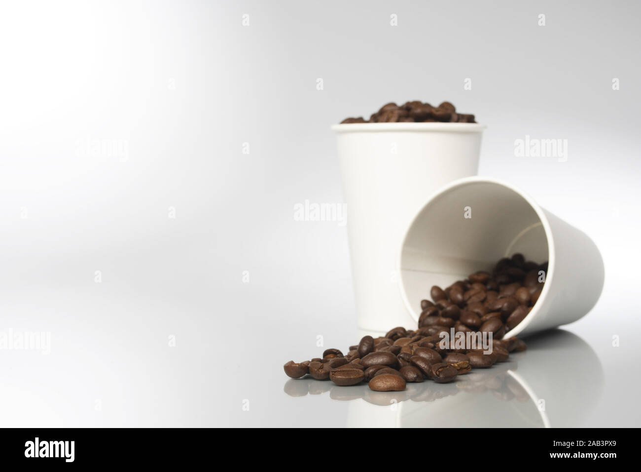 Pappbecher mit Kaffeebohnen Foto Stock