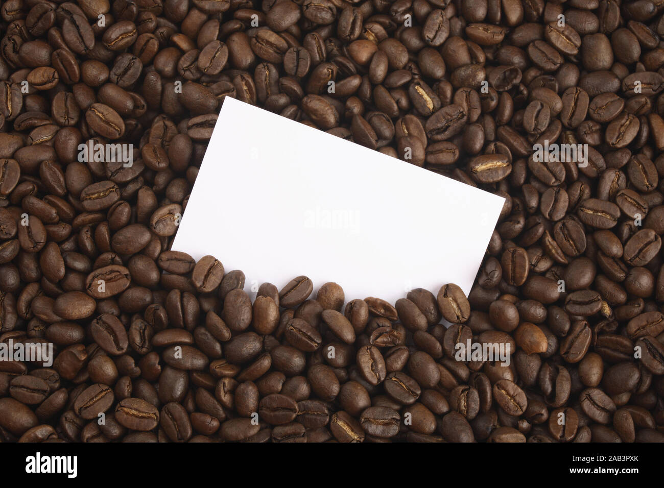 Kaffeebohnen mit Notizzettel Foto Stock
