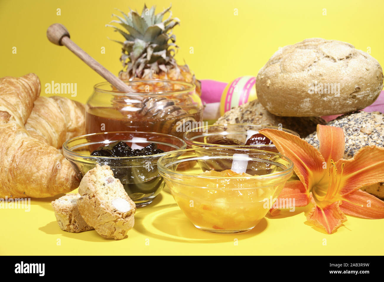 Fruehstueck mit Honig und marmellata Foto Stock