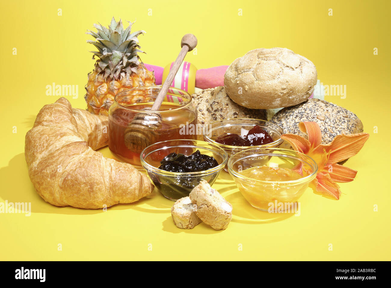 Fruehstueck mit Honig und marmellata Foto Stock