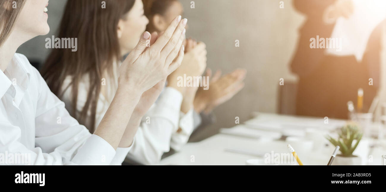Colleghi di lavoro battendo le mani alla riunione, altoparlante di saluto Foto Stock