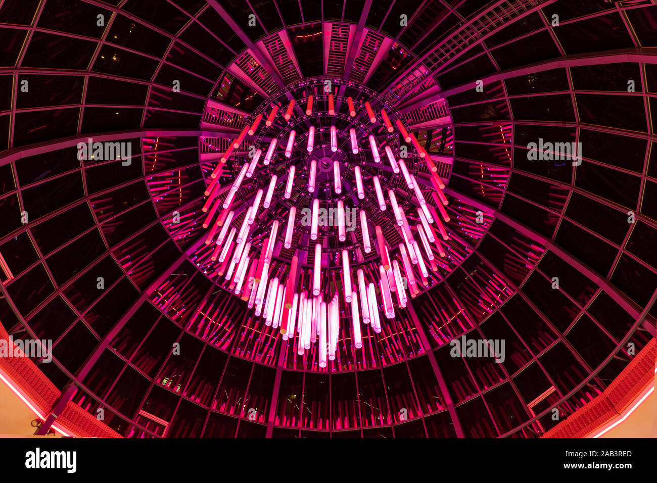 Eindhoven, Paesi Bassi, 7 novembre 2019. Glow festival nella Heuvel. Un lampadario arte di installazione con tubi rendendo un effetto di colore rosa e di crea Foto Stock