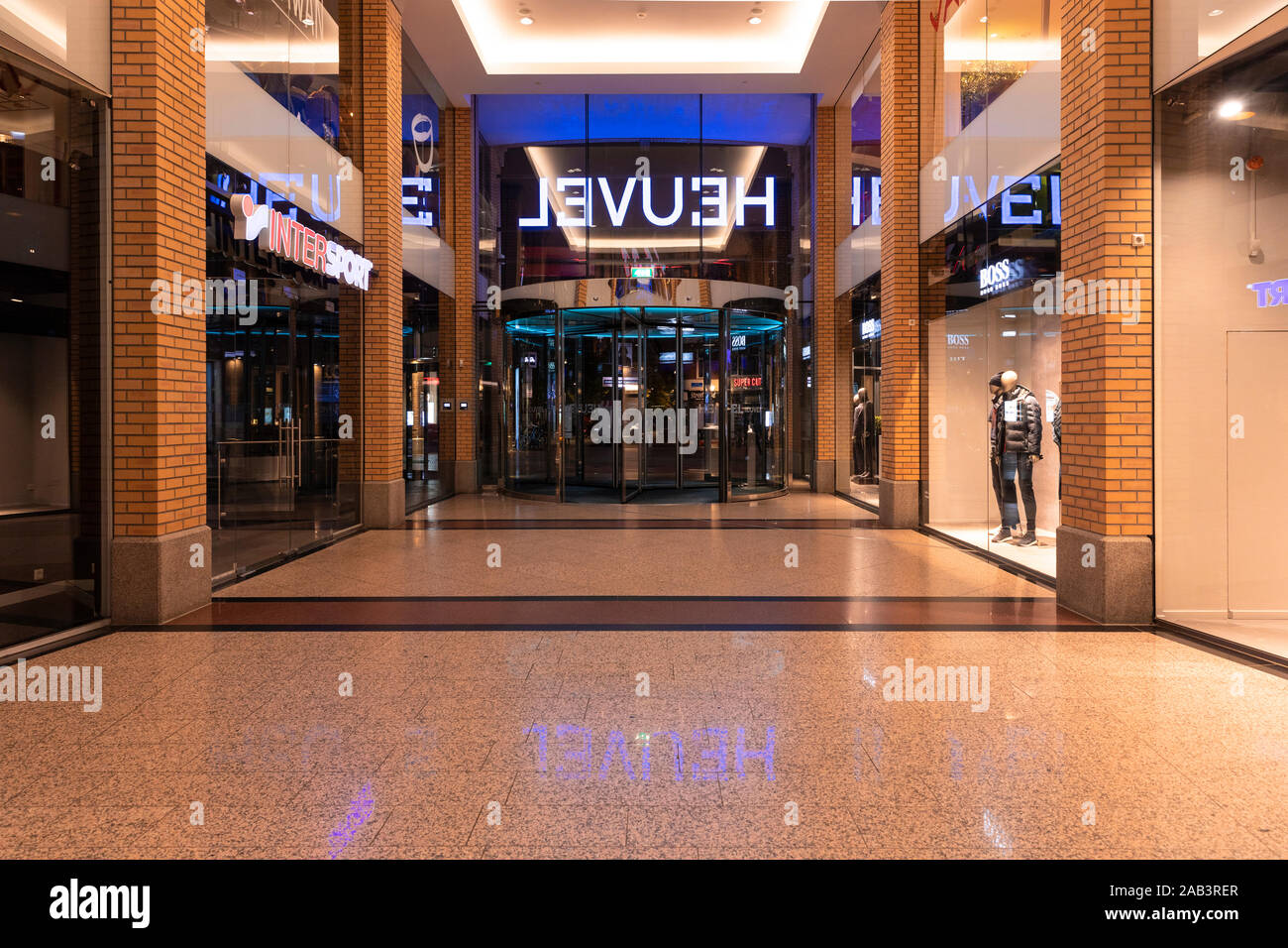 Eindhoven, Paesi Bassi, 7 novembre 2019. L'interno entrata dell'Heuvel city mall di notte con diversi negozi, marchi e ristoranti in b Foto Stock