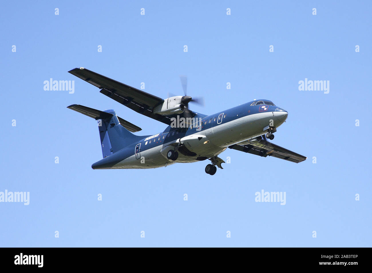 Propellerflugzeug im Landeanflug Foto Stock