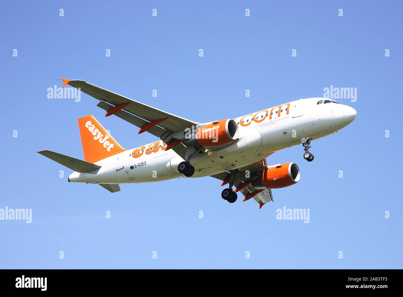 Passagierflugzeug von easyJet Landeanflug im Foto Stock