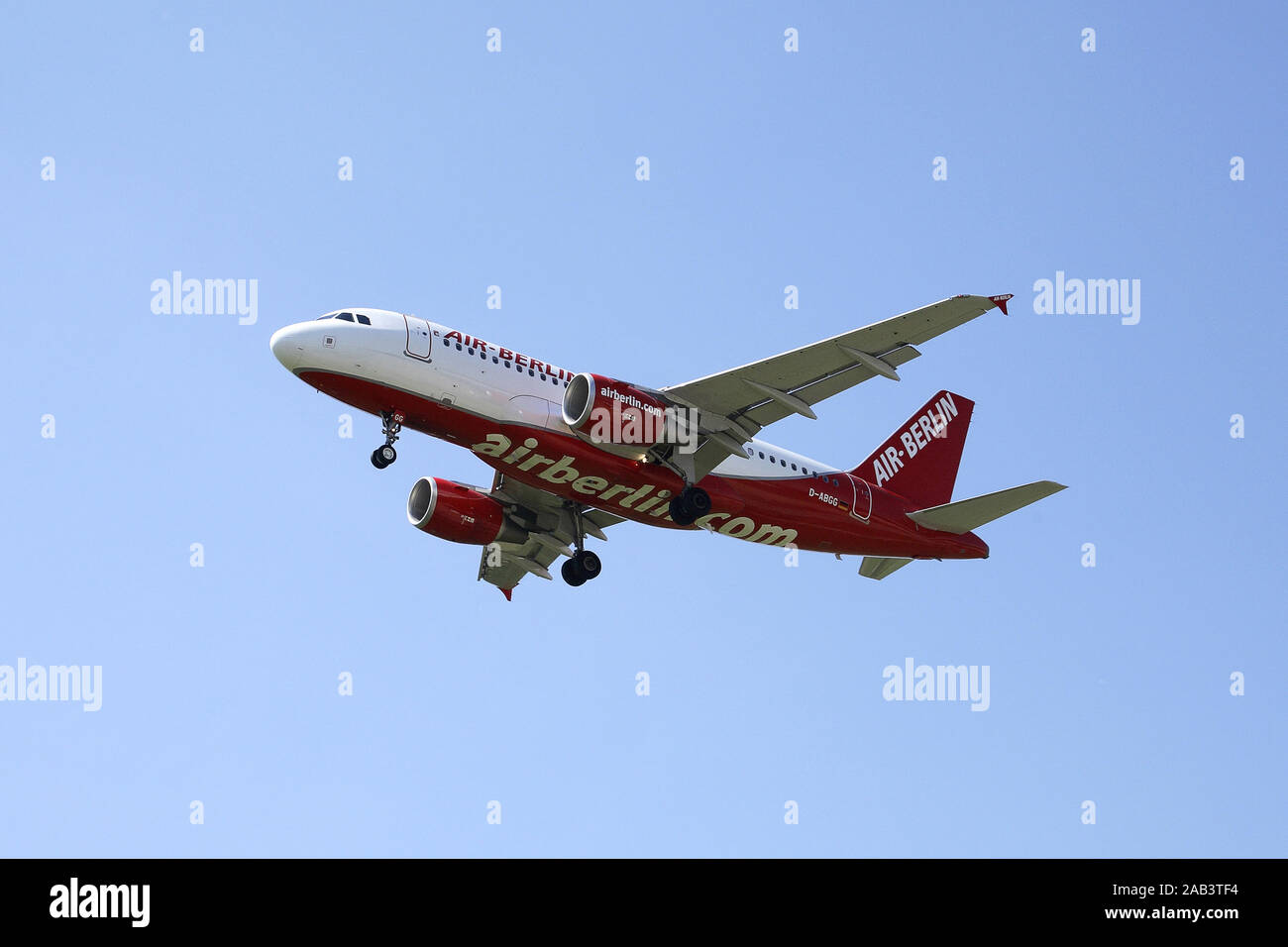 Passagierflugzeug von Air Berlin im Landeanflug Foto Stock