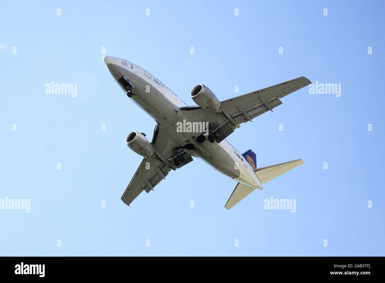 Passagierflugzeug der Lufthansa Landeanflug im Foto Stock