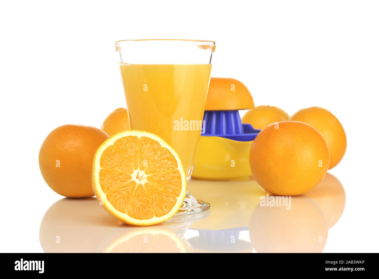 Glas mit Orangensaft, Orangen und Entsafter |Vetro con succo di arancia, succo di arance e spremiagrumi| Foto Stock