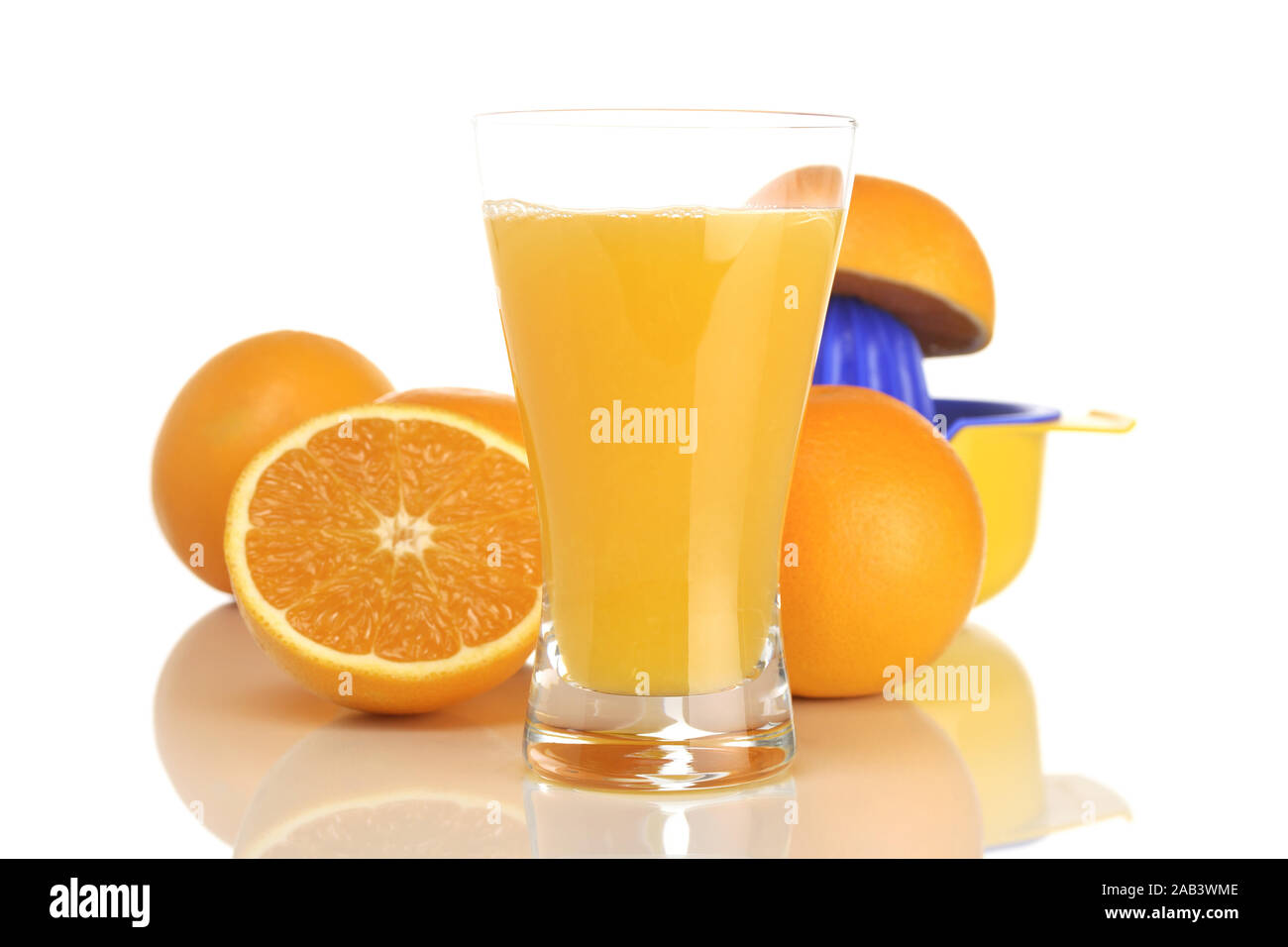 Glas mit Orangensaft, Orangen und Entsafter |Vetro con succo di arancia, succo di arance e spremiagrumi| Foto Stock