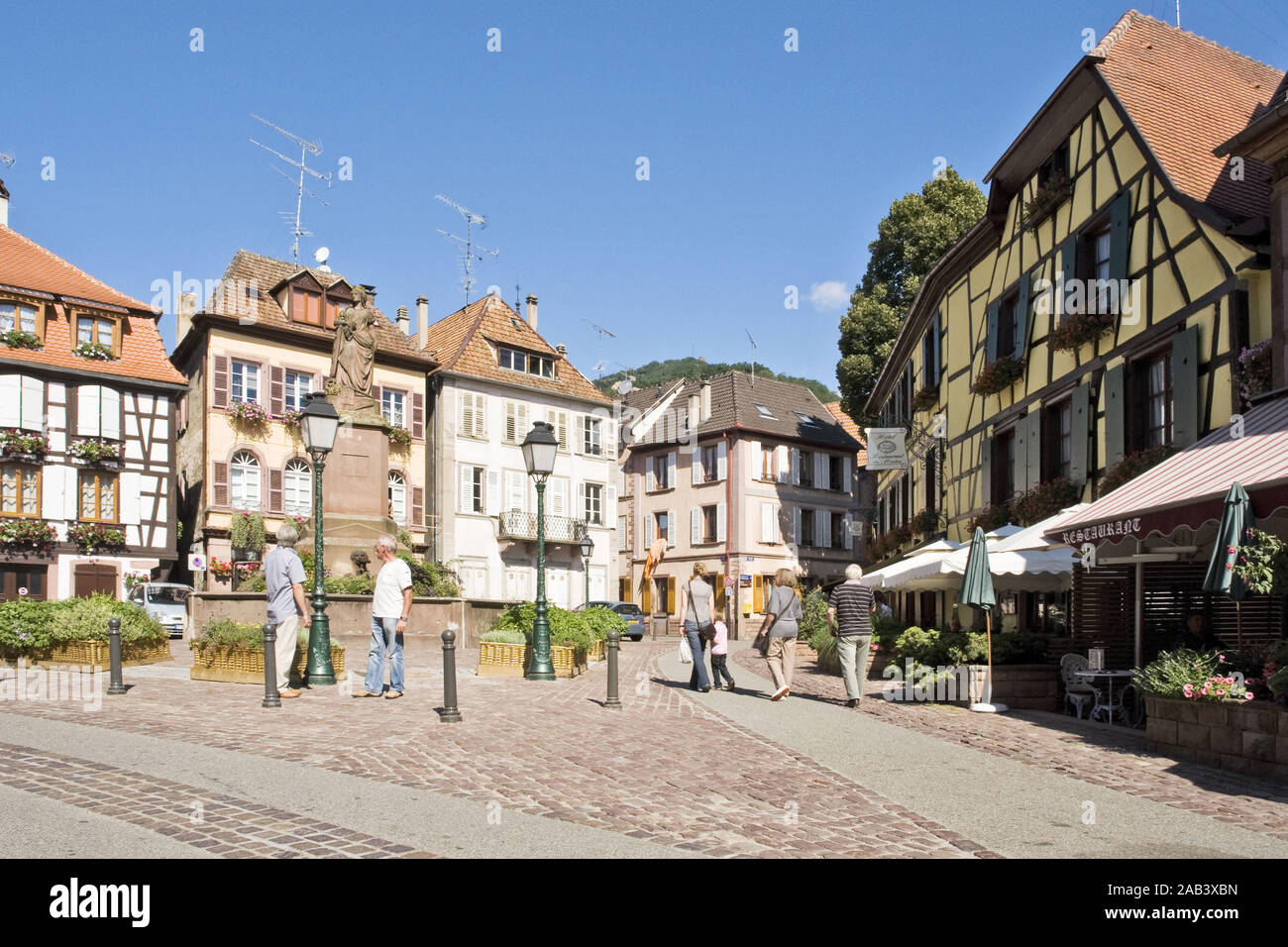 Fachwerkhäuser in der Altstadt von Ribeauville |tipiche case a graticcio nella città vecchia di Ribeauville| Foto Stock