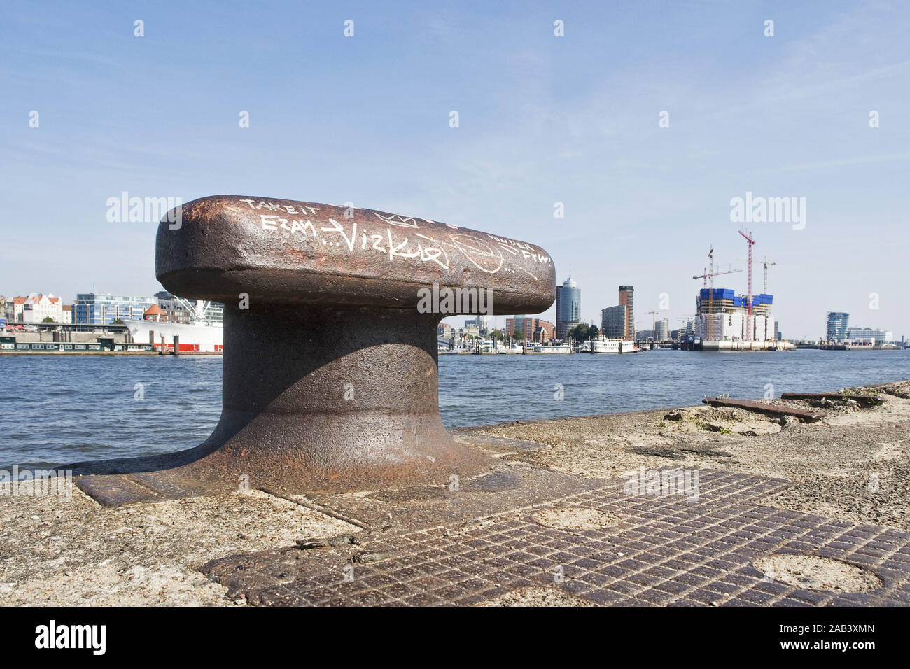 Poller im Hamburger Hafen mit Blick auf die entstehende Elbphilharmonie |Bollard nel porto di Amburgo con una vista della emergente Elbphilharmonie| Foto Stock