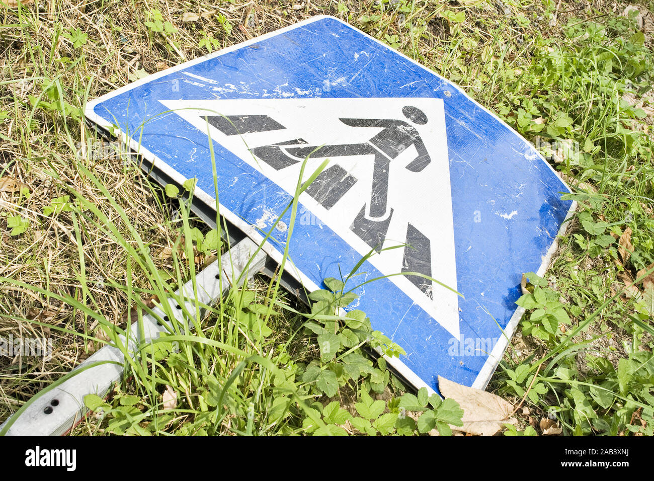 Auf den Boden liegendes Hinweisschild auf einem Fußgängerüberweg |un attraversamento pedonale segno giacente a terra| Foto Stock