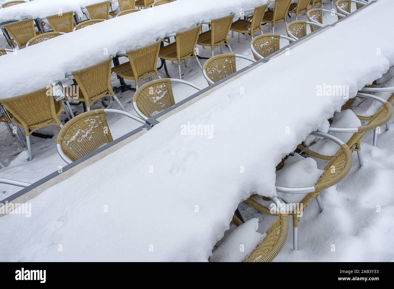 Verschneite Stühle und Tische eines ristoranti |coperte di neve e i tavoli e le sedie in un ristorante| Foto Stock