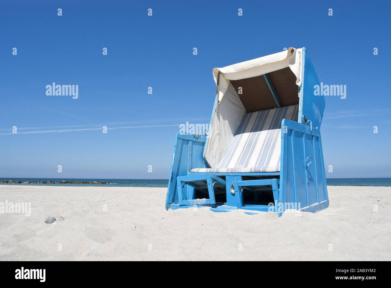 Strandkorb un einem Strand an der Ostsee |sdraio sulla spiaggia su una spiaggia sul Mar Baltico| Foto Stock