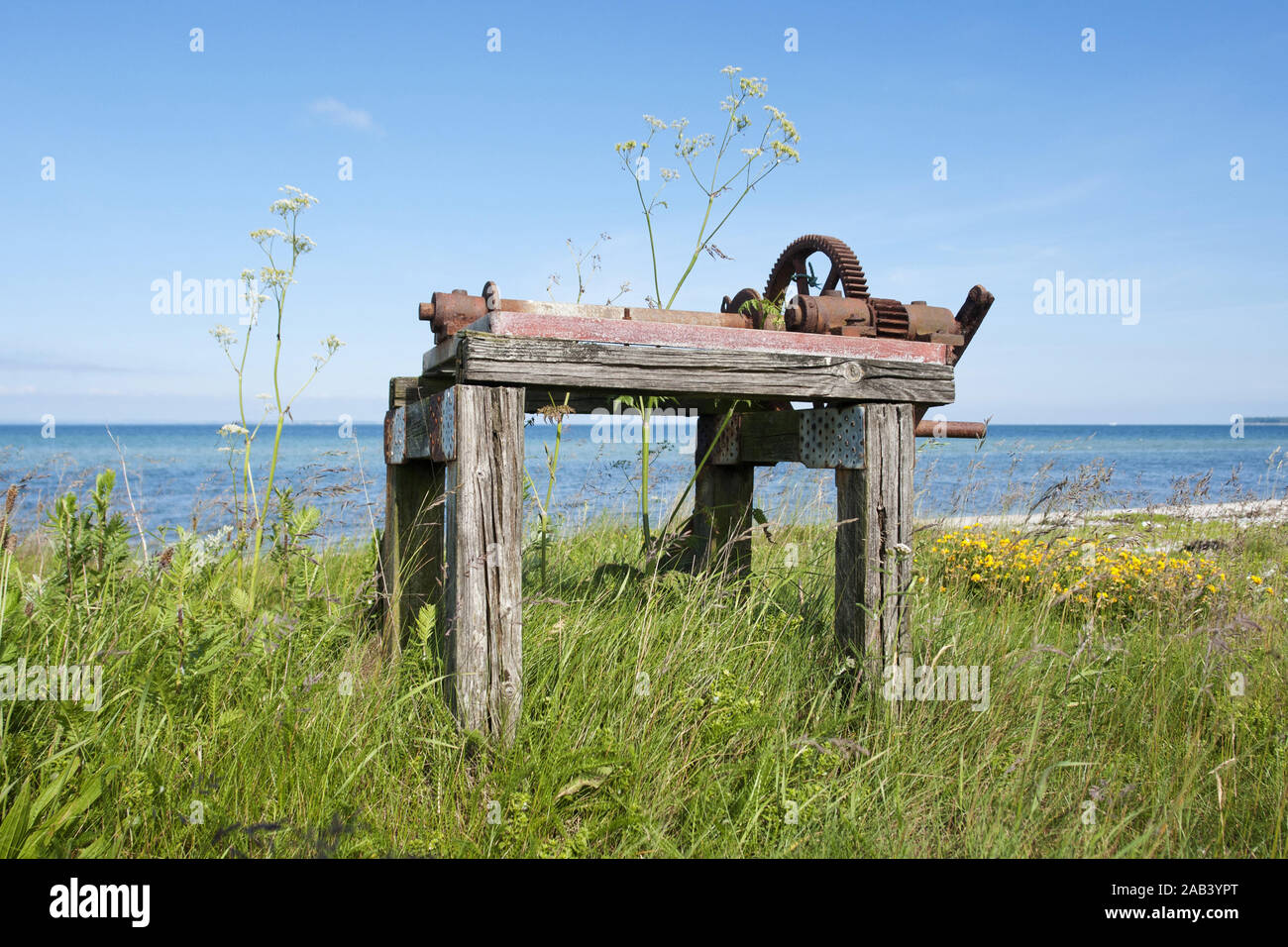 Alte Seilwinde am Strand von Himmark |vecchio argano presso la spiaggia di Himmark| Foto Stock