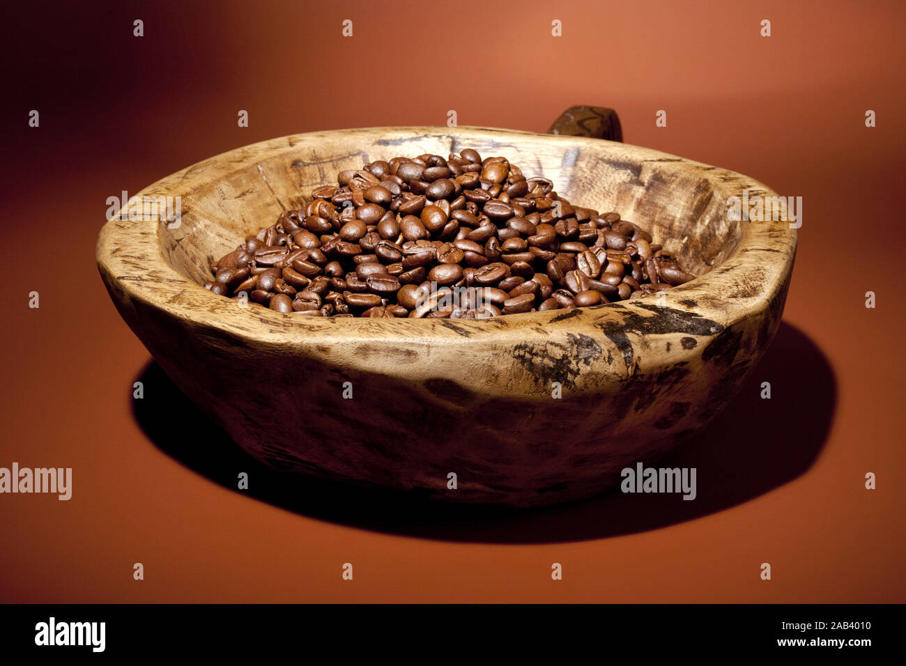 Holzschale mit frisch geroestete Kaffeebohnen |ciotola di legno di fresco con chicchi di caffè tostati| Foto Stock