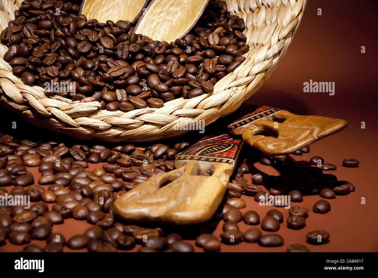 Schale mit frisch geroesteten Kaffeebohnen |tazza di caffè tostato fagioli| Foto Stock