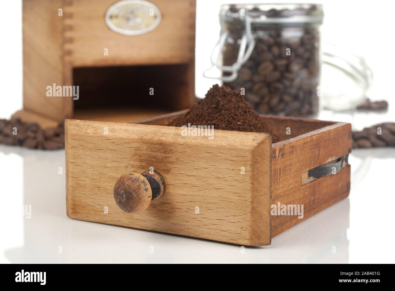 Frisch gemahlener Kaffee mit Kaffeebohnen und Kaffeemuehle |caffè appena macinato con i chicchi di caffè e caffè macinacaffè| Foto Stock