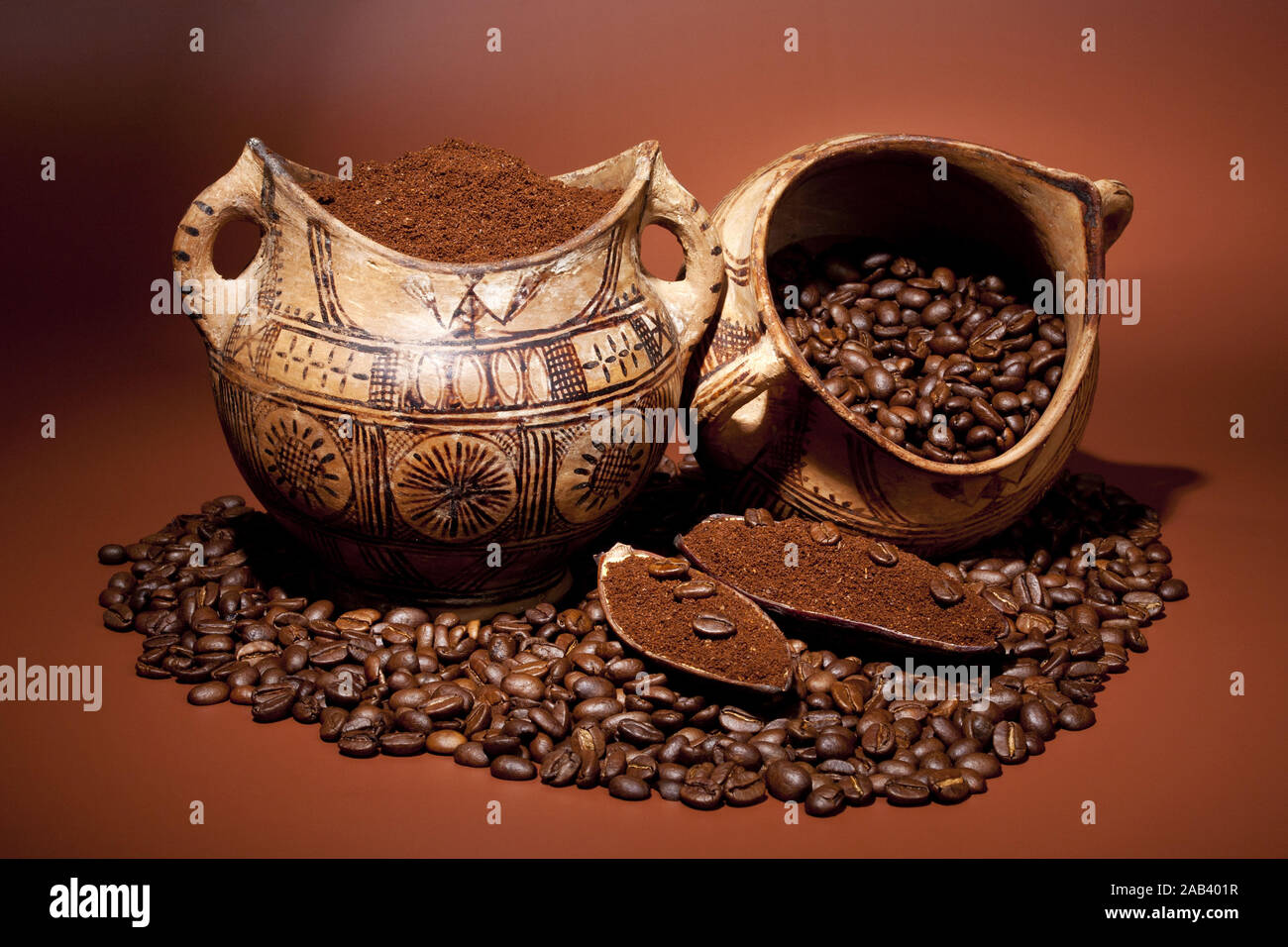 Frisch gemahlener Kaffee und Kaffeebohnen in Terrakottatoepfen |caffè appena macinato e i chicchi di caffè in vasi di terracotta| Foto Stock