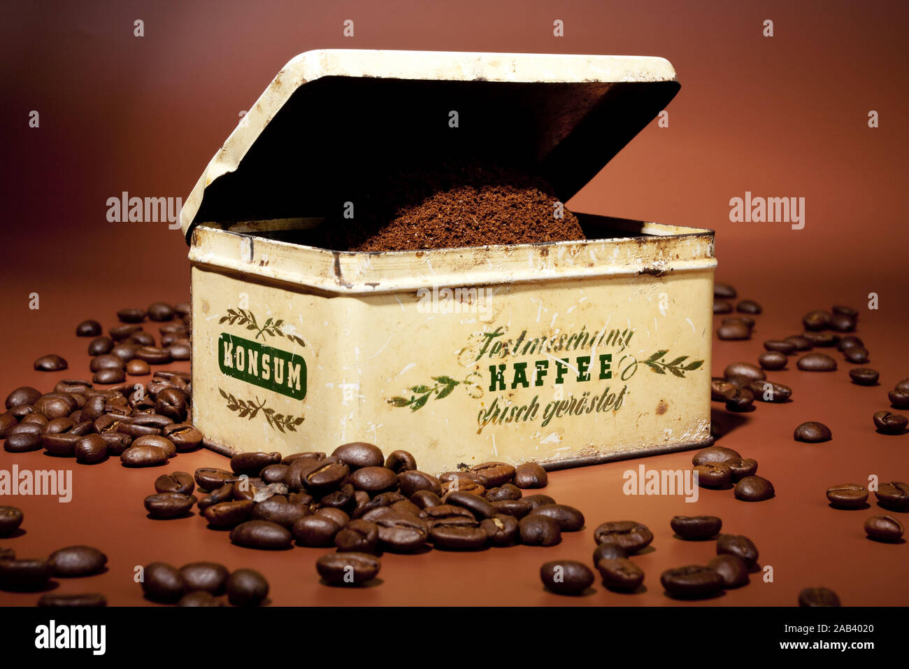 Alte Blechdose mit frisch gemahlenem Kaffee |vecchio barattolo di latta con caffè appena macinato| Foto Stock