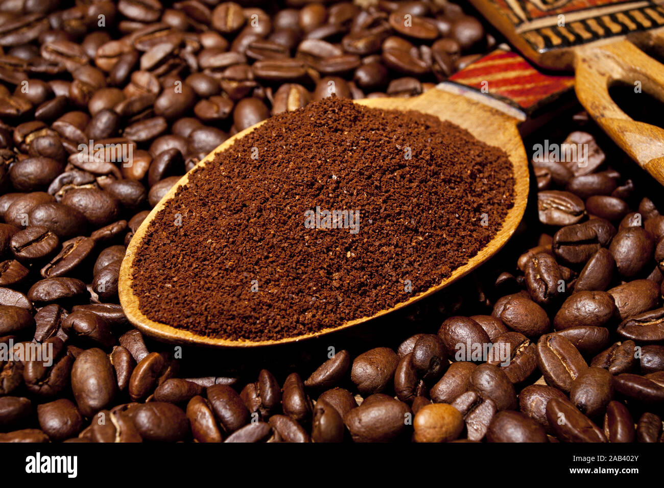 Frisch gemahlener Kaffee auf einem Holzloeffel |appena il caffè torrefatto in grani su un cucchiaio di legno| Foto Stock