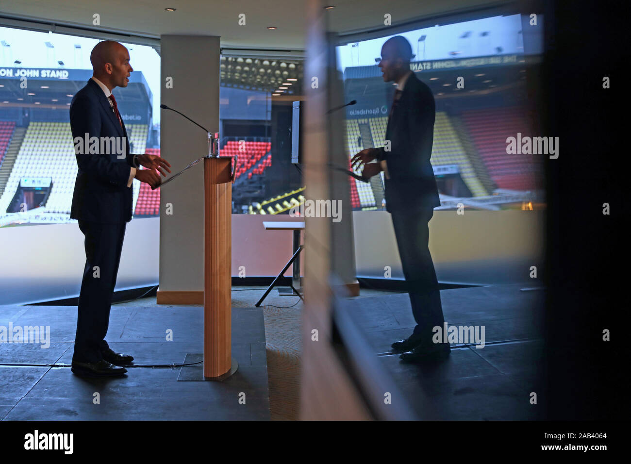 Chuka Umunna dà un discorso sul gruppo del Partito europeo dei liberali democratici di politica estera a Watford Football Club, Watford, mentre sulla campagna elettorale trail. Foto Stock