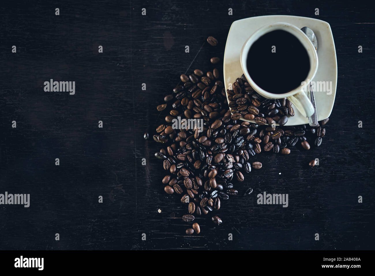 Arabica macinato di caffè in grani con l'annata sullo sfondo di legno Foto Stock