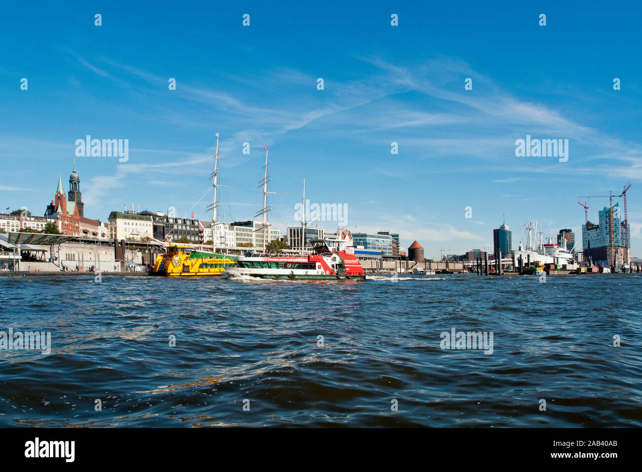 Blick auf die Landungsbrücken im Hamburger Hafen |Guarda i Ponti di Sbarco del porto di Amburgo| Foto Stock