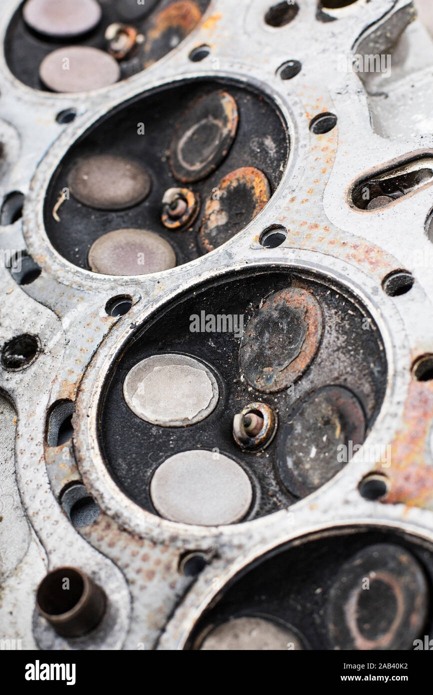 Zylinderkopf von einem Benzinmotor |testa di cilindro di un motore a benzina| Foto Stock