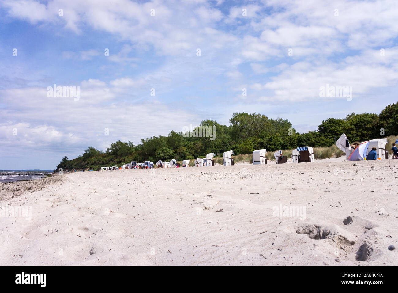 Strandkörbe auf einem belebten Strandabschnitt an der Ostsee |sedie a sdraio su una spiaggia affollata sezione presso il Mar Baltico| Foto Stock