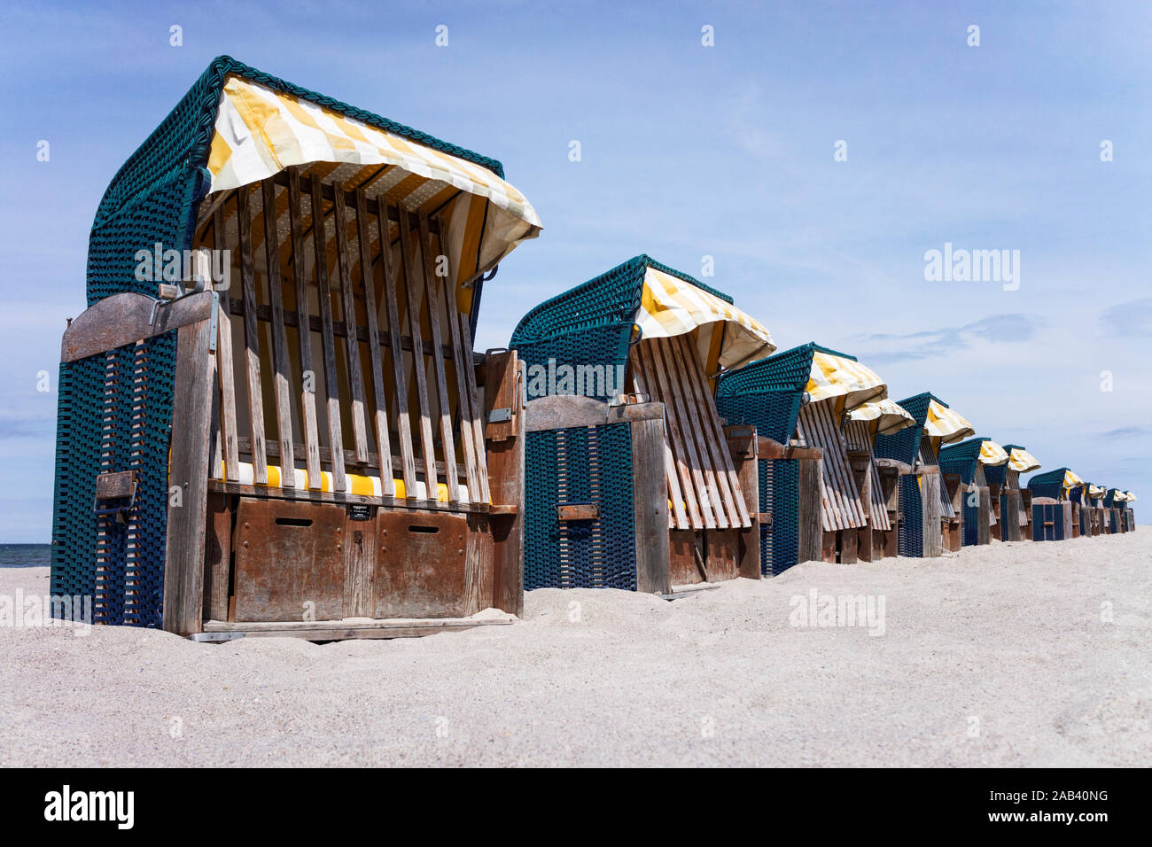 Verschlossene Strandkörbe un einem Strandabschnitt an der Ostsee |chiuso sedie a sdraio su una spiaggia sul Mar Baltico sezione| Foto Stock