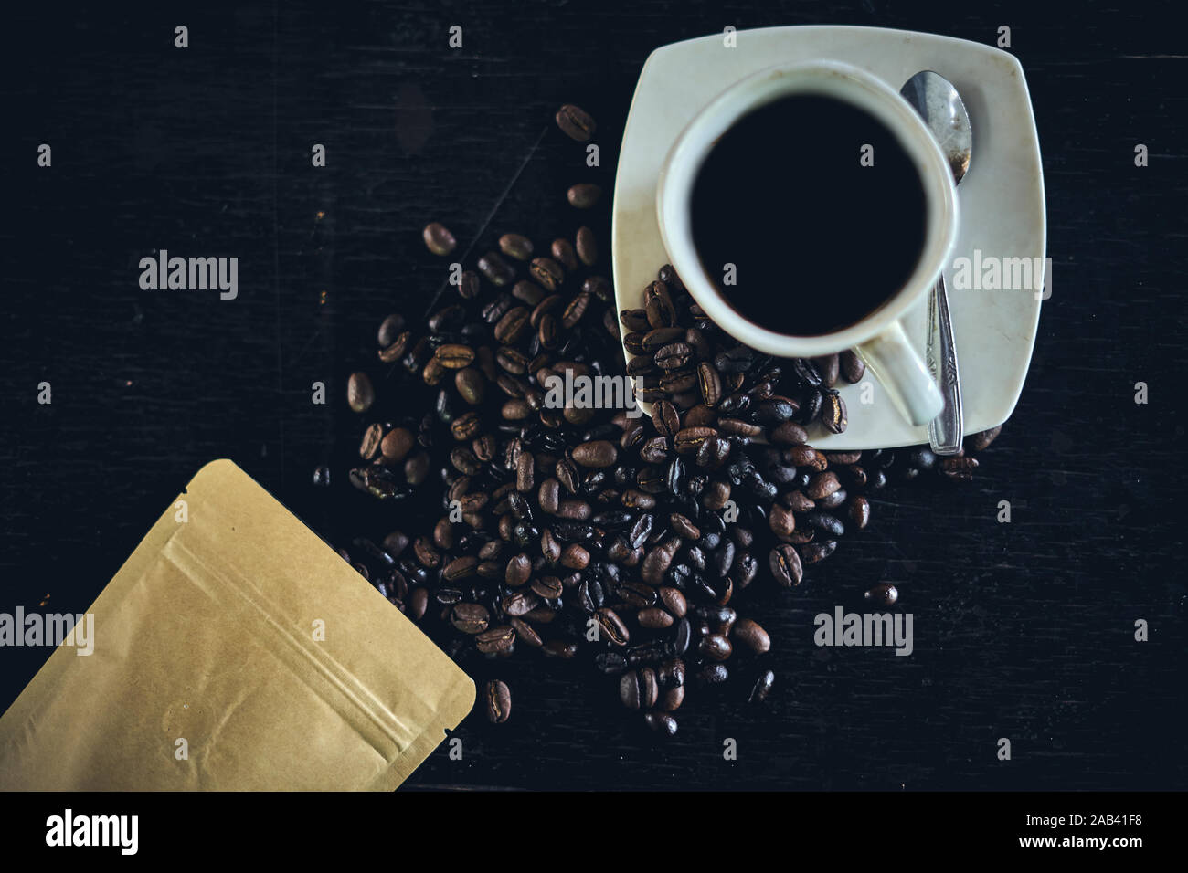 Arabica macinato di caffè in grani con l'annata sullo sfondo di legno Foto Stock
