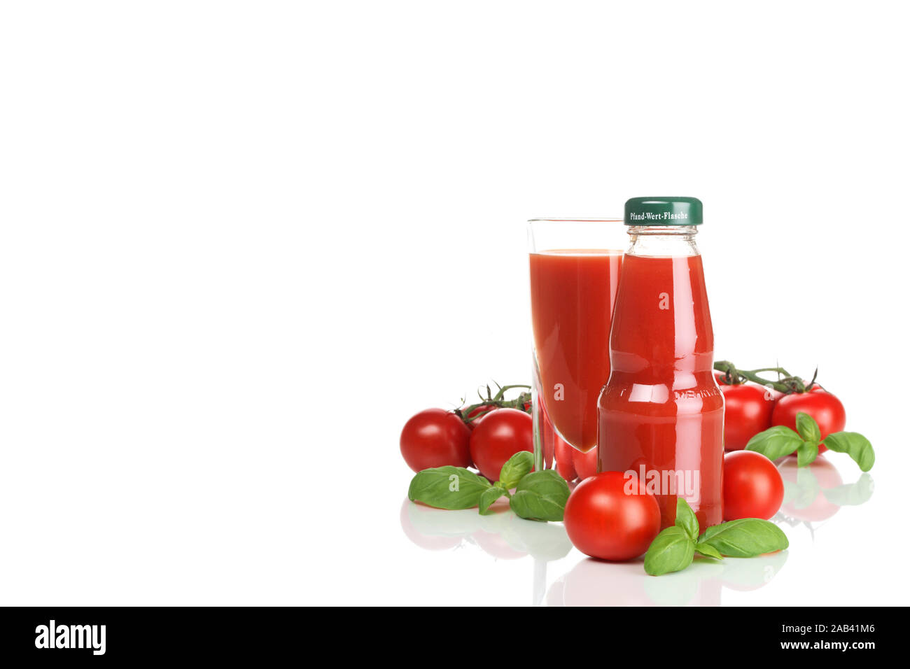 Tomatensaft mit Tomaten und Basilikum Foto Stock