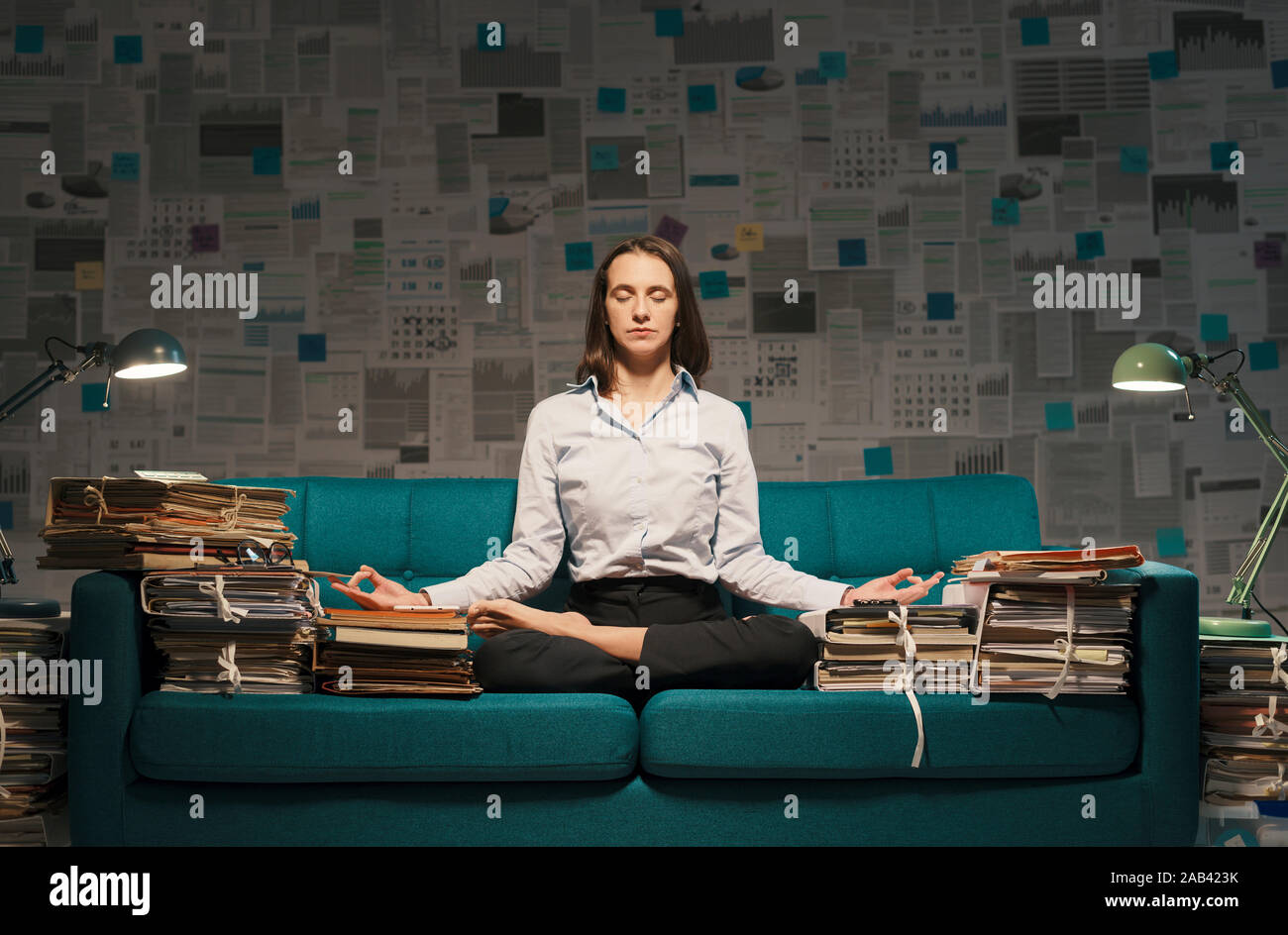 Corporate imprenditrice seduta nella posizione del loto su un lettino e la pratica di mindfulness la meditazione per migliorare la messa a fuoco e consapevolezza Foto Stock