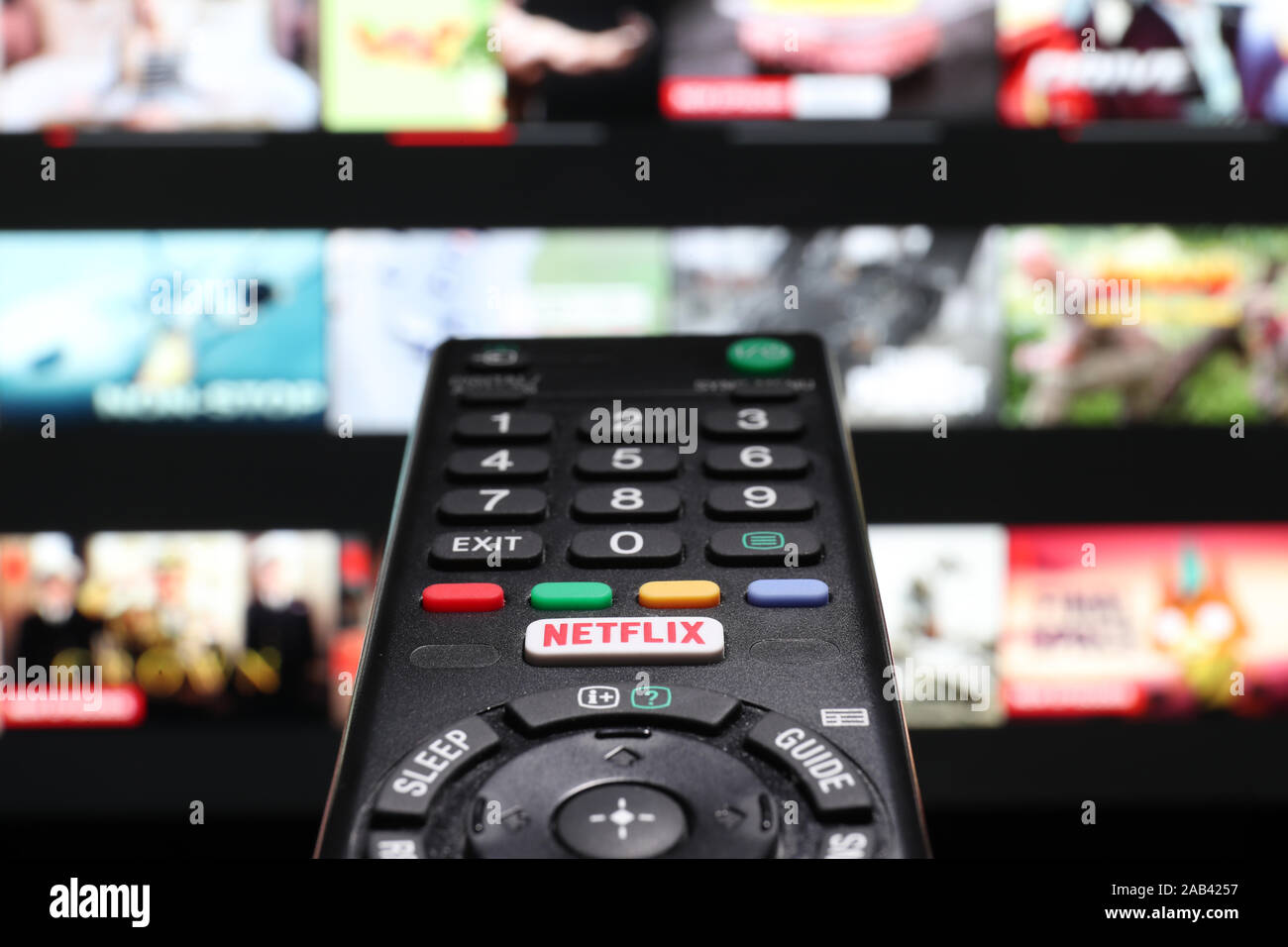La visione di Netflix su una smart televisore utilizzando il pulsante di Netflix su un telecomando del televisore Foto Stock