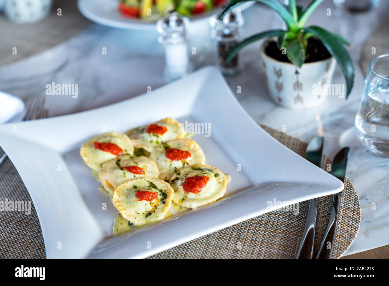 Una deliziosa ravioli è servita in un elegante ristorante o albergo. Foto Stock