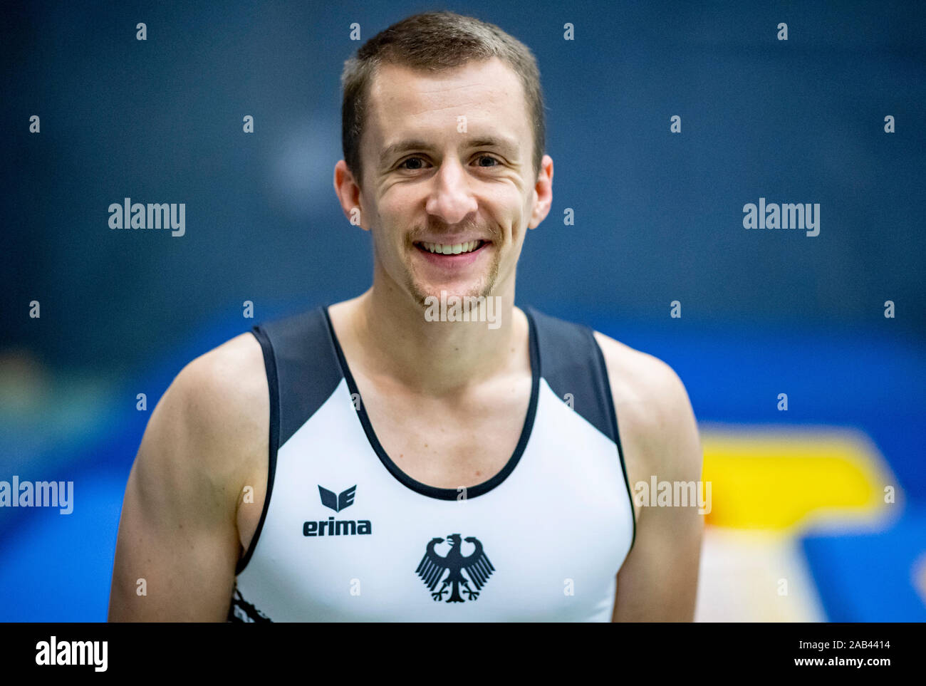 Il 20 novembre 2019, Amburgo: ginnasta Trampolining Daniel Schmidt è in piedi durante il corso di formazione nella Margaretha Rothe palestra. Per trampolino ginnasta Daniel Schmidt, i Campionati del Mondo in Giappone sono anche circa il suo futuro sportivo. Solo con una posizione superiore di Hamburger si qualifica per i Giochi del Mondo 2021. (A dpa 'Trampolinturner Schmidt: Über die WM zu den World Games") Foto: Axel Heimken/dpa Foto Stock