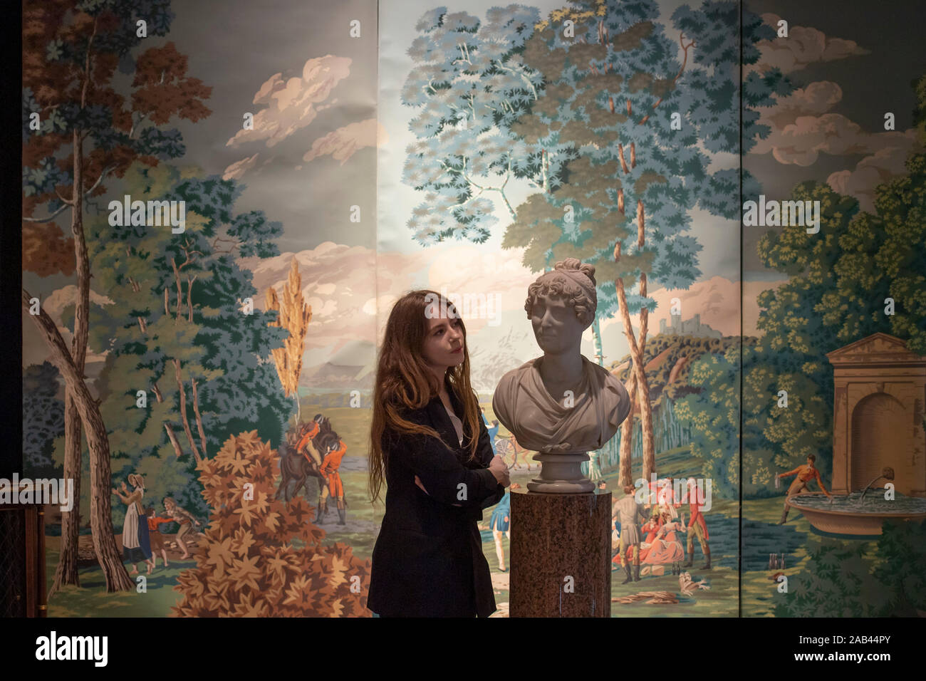 Bonhams, Londra, Regno Unito. Il 25 novembre 2019. Importante Vendita di Design. Background: Set di 12 insolito dipinto a mano 'Les Chasses de Compiegne' panoramico pannelli di sfondo probabilmente agli inizi del XX secolo dopo disegni di Antoine Charles Horace Vernet aka. Carle Vernet (Francese, 1758-1836) circa 1814 e originariamente blocco colore stampato da Jacquemart et Bénard, Parigi, preventivo £10.000-15,000; primo piano: Lewis Alexander calice (British, b. 1764, d. dopo il 1826): un ritratto in marmo busto di una signora, tradizionalmente ritenuto onorevole Connolly, £ 3,000-5,000. Credito: Malcolm Park/Alamy Live News. Foto Stock