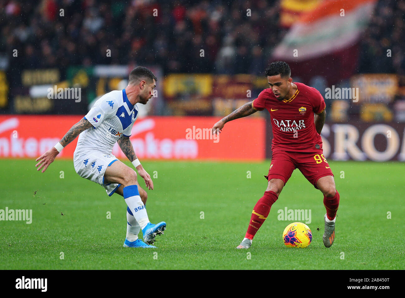 Stefano Sabelli di Brescia e Justin Kluivert di Roma in azione durante il campionato italiano di Serie A partita di calcio tra Roma e Brescia Calcio il 24 novembre 2019 presso lo Stadio Olimpico di Roma, Italia - Foto Federico Proietti/ESPA-immagini Foto Stock