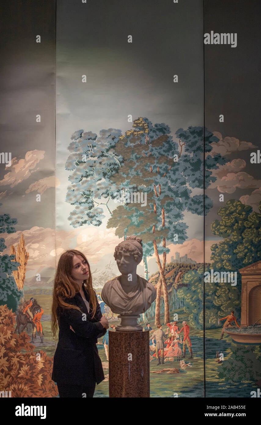 Bonhams, Londra, Regno Unito. Il 25 novembre 2019. Importante Vendita di Design. Background: Set di 12 insolito dipinto a mano 'Les Chasses de Compiegne' panoramico pannelli di sfondo probabilmente agli inizi del XX secolo dopo disegni di Antoine Charles Horace Vernet aka. Carle Vernet (Francese, 1758-1836) circa 1814 e originariamente blocco colore stampato da Jacquemart et Bénard, Parigi, preventivo £10.000-15,000; primo piano: Lewis Alexander calice (British, b. 1764, d. dopo il 1826): un ritratto in marmo busto di una signora, tradizionalmente ritenuto onorevole Connolly, £ 3,000-5,000. Credito: Malcolm Park/Alamy Live News. Foto Stock