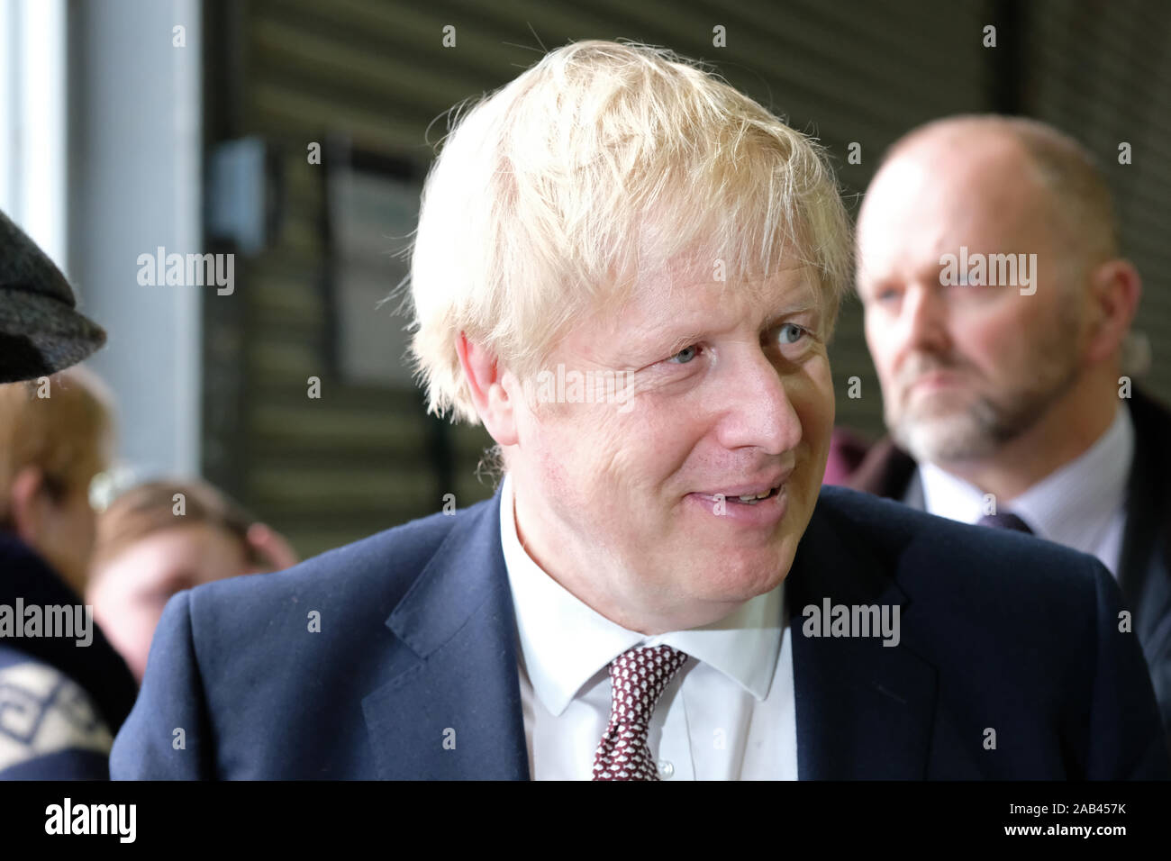 Royal Welsh Winter Fair, Builth Wells, Powys, Wales, Regno Unito - Lunedì 25 Novembre 2019 - Primo Ministro Boris Johnson tours il Royal Welsh inverno equo per l'ultima tappa della sua elezione UK tour meeting l'agricoltura e comunità rurali nel Galles centrale. Credito: Steven Maggio/Alamy Live News Foto Stock