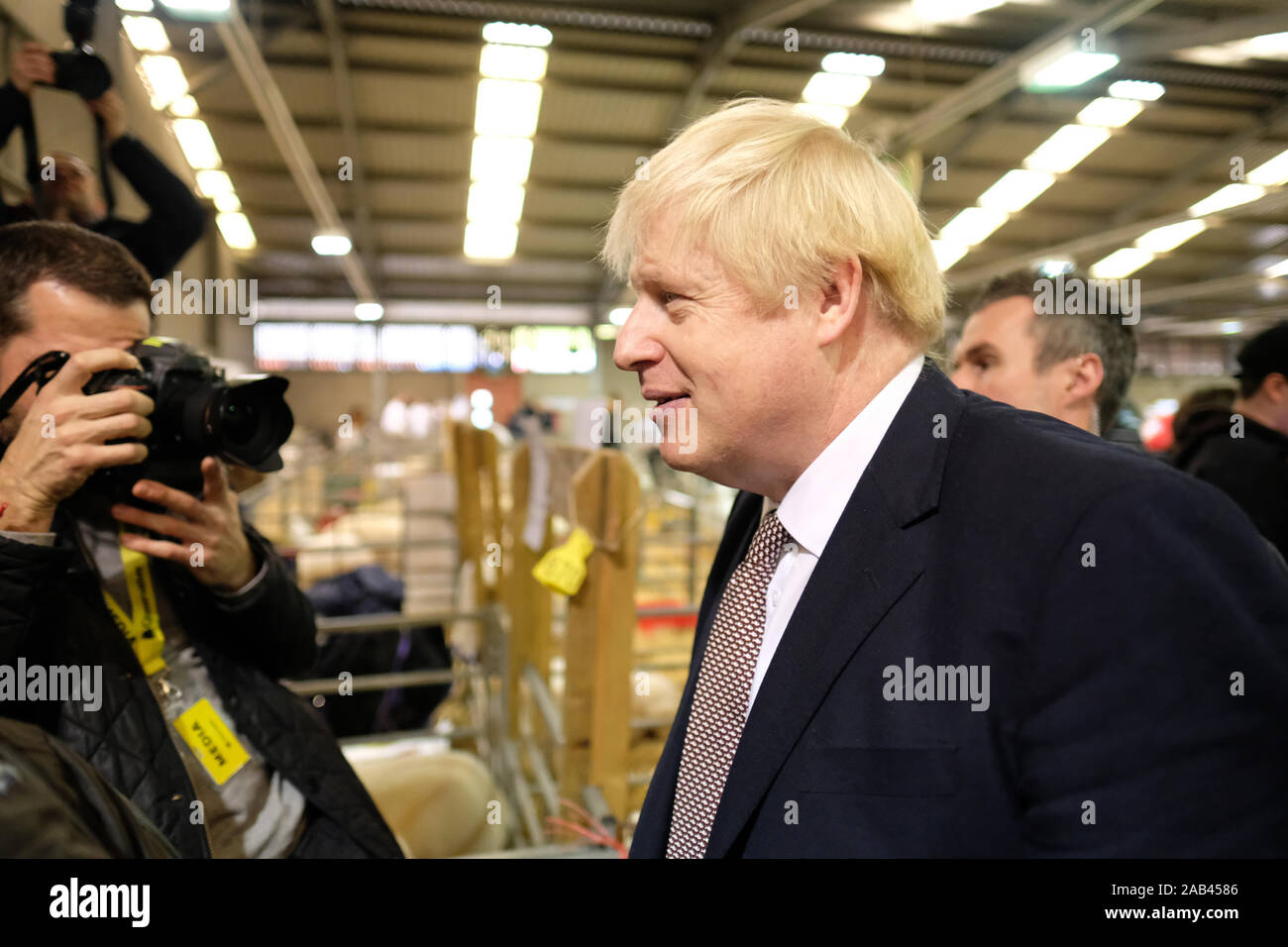 Royal Welsh Winter Fair, Builth Wells, Powys, Wales, Regno Unito - Lunedì 25 Novembre 2019 - Primo Ministro Boris Johnson tours il Royal Welsh inverno equo per l'ultima tappa della sua elezione UK tour meeting l'agricoltura e comunità rurali nel Galles centrale. Credito: Steven Maggio/Alamy Live News Foto Stock