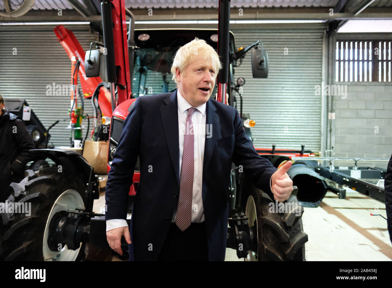 Royal Welsh Winter Fair, Builth Wells, Powys, Wales, Regno Unito - Lunedì 25 Novembre 2019 - Primo Ministro Boris Johnson tours il Royal Welsh inverno equo per l'ultima tappa della sua elezione UK tour meeting l'agricoltura e comunità rurali nel Galles centrale. Credito: Steven Maggio/Alamy Live News Foto Stock