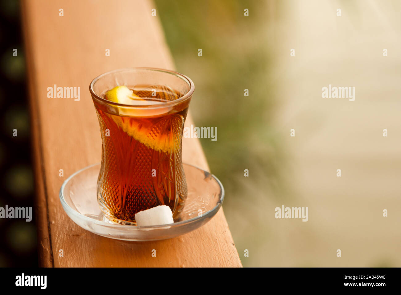 Nero tè turco. Bagno turco bevanda nazionale. ben infuso di tè; esso è  chiamato sangue di coniglio isolato sfondo blu. vista laterale. Spazio  libero per il testo Foto stock - Alamy