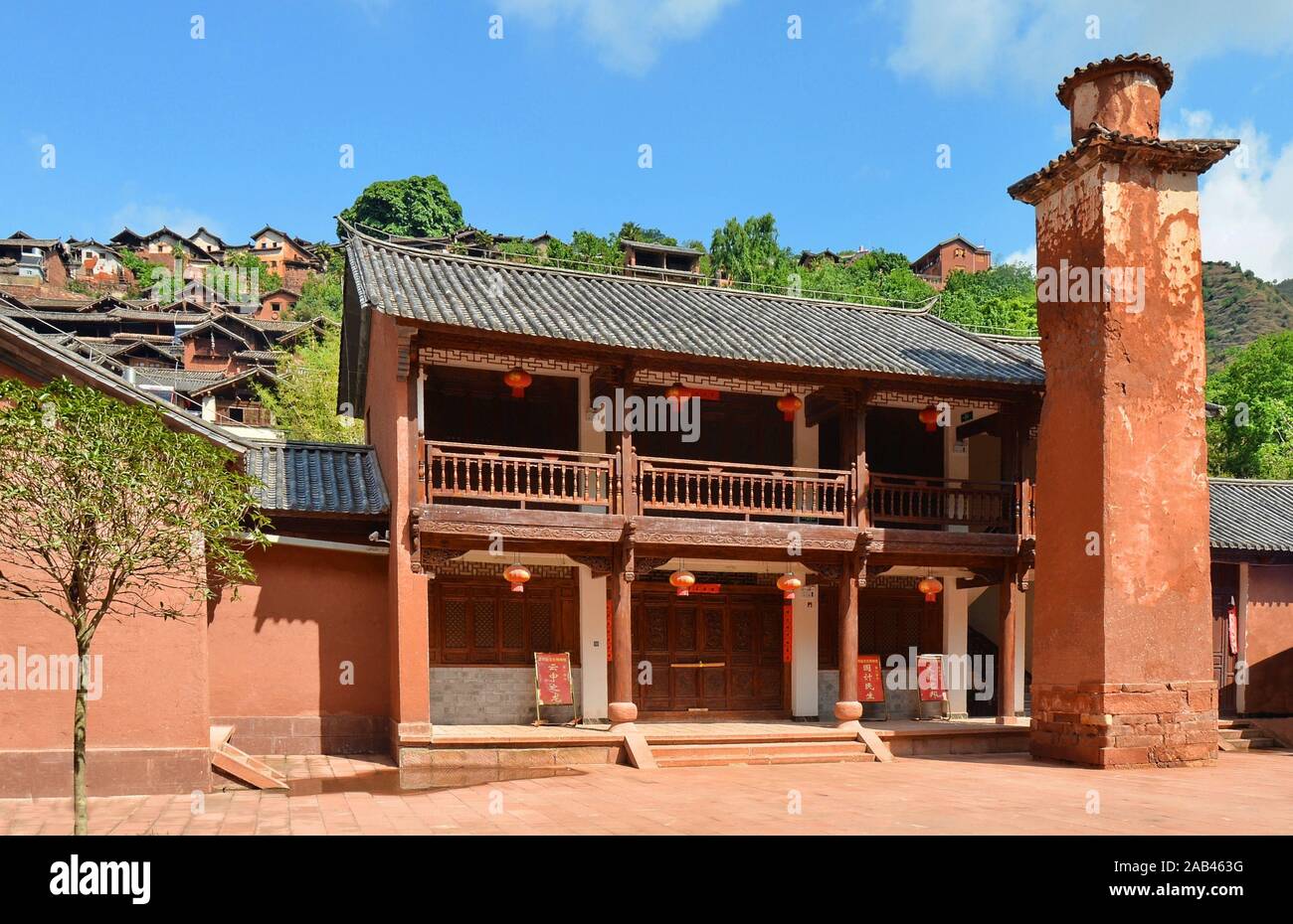 Architettura tradizionale nel villaggio di Nuodeng, provincia di Yunnan, Cina. Foto Stock